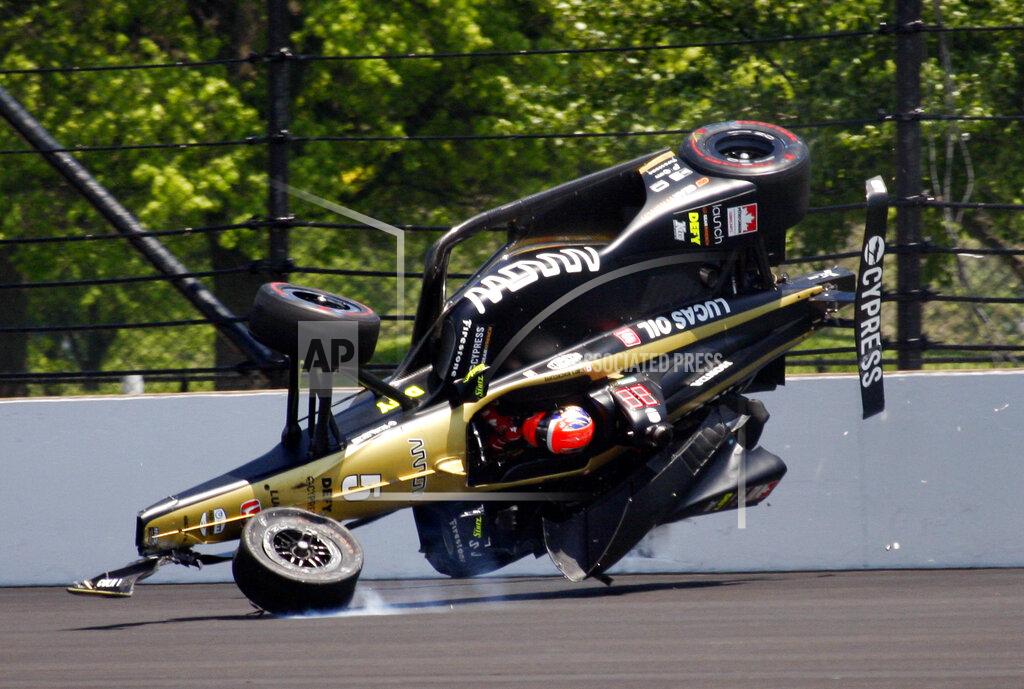 Mike Fair El canadiense James Hinchcliffe se estrella contra un muro en la segunda vuelta durante la clasificación para las 500 millas en la pista de Indianápolis, el sábado 18 de mayo de 2019. (AP Foto/Mike Fair)