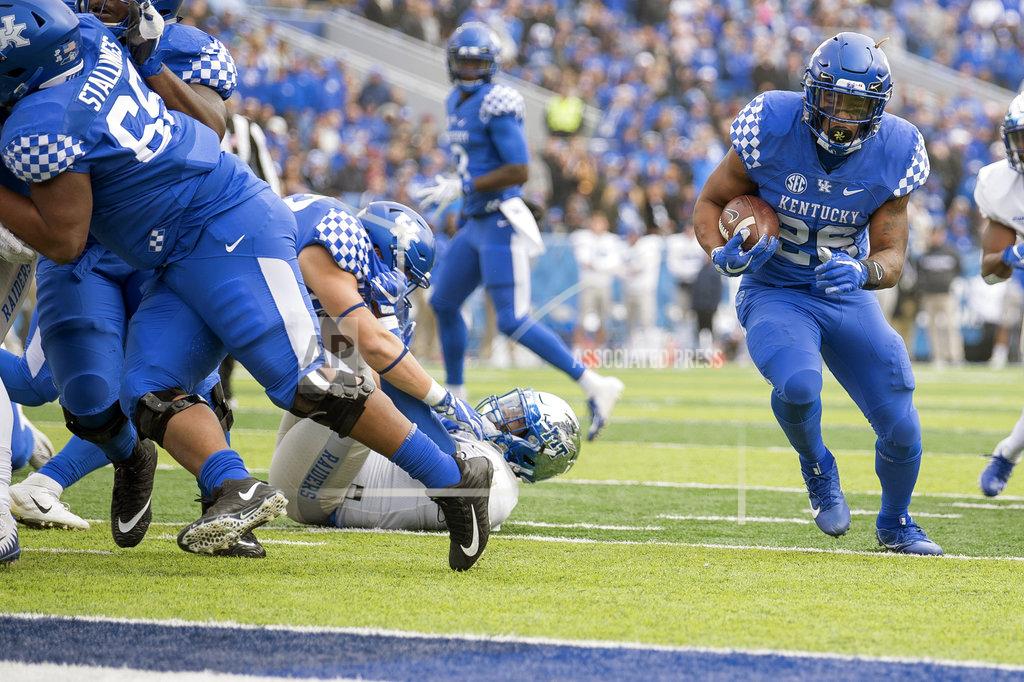 Bryan Woolston Kentucky running back Benny Snell Jr. (26) runs for a touchdown during the first half of an NCAA college football game against Middle Tennessee in Lexington, Ky., Saturday, Nov. 17, 2018. (AP Photo/Bryan Woolston)