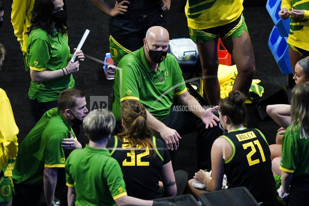 Eric Gay Oregon head coach Kelly Graves, center, talks to his team during a timeout in the first half of a college basketball game against Georgia in the second round of the women's NCAA tournament at the Alamodome in San Antonio, Wednesday, March 24, 2021. (AP Photo/Eric Gay)