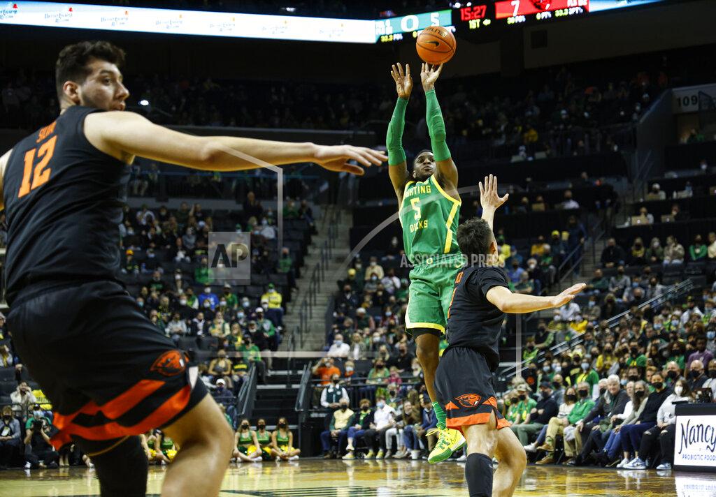 Thomas Boyd Oregon guard De'Vion Harmon (5) shoots against Oregon State in the first half of an NCAA college basketball game in Eugene, Ore., Saturday, Jan. 29, 2022. (AP Photo/Thomas Boyd)
