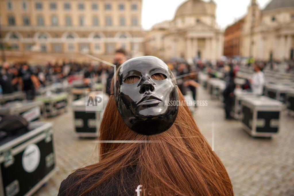 Andrew Medichini Entertainment workers gather in Piazza del Popolo Square to protest against the Italian government's economic policies to combat the spread of COVID-19 and to demand to reopen their business, in Rome, Saturday, April 17, 2021. (AP Photo/Andrew Medichini)