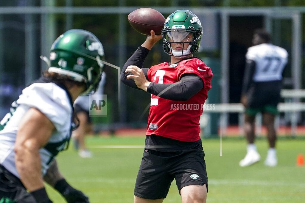 John Minchillo New York Jets quarterback Zach Wilson takes part in drills at the NFL football team's practice facility, Tuesday, June 14, 2022, in Florham Park, N.J. (AP Photo/John Minchillo)