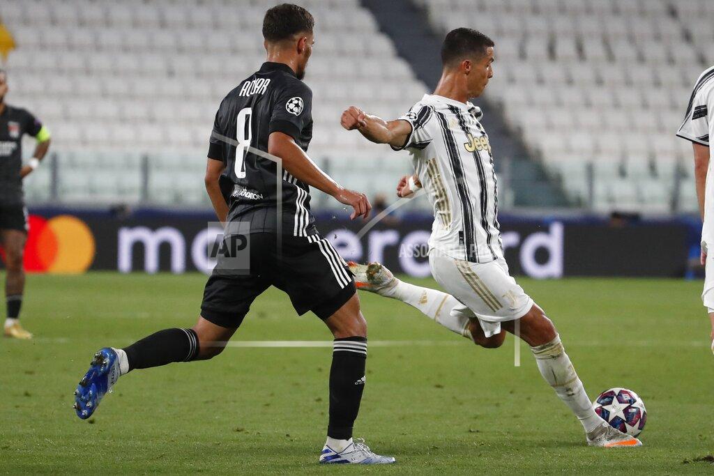 Antonio Calanni Juventus' Cristiano Ronaldo, center, scores his side's second goal during the Champions League round of 16 second leg, soccer match between Juventus and Lyon at the Allianz stadium in Turin, Italy, Friday, Aug. 7, 2020. (AP Photo/Antonio Calanni)
