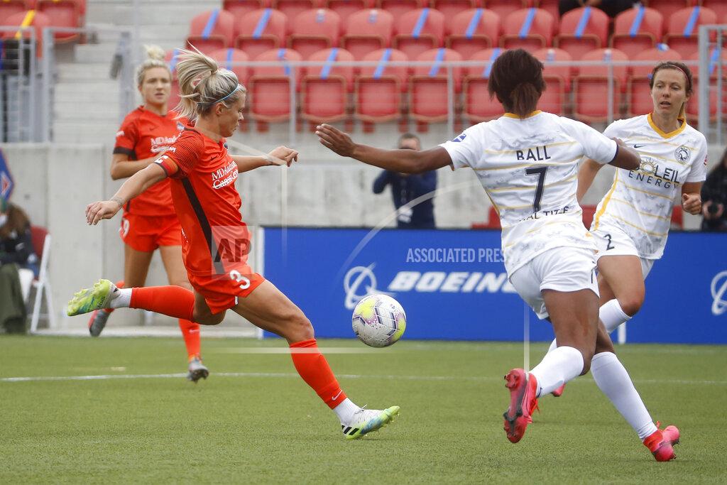 Rick Bowmer Houston Dash forward Rachel Daly (3) scores past Utah Royals FC defender Elizabeth Ball (7) during the first half of an NWSL Challenge Cup soccer match at Zions Bank Stadium Tuesday, June 30, 2020, in Herriman, Utah. (AP Photo/Rick Bowmer)