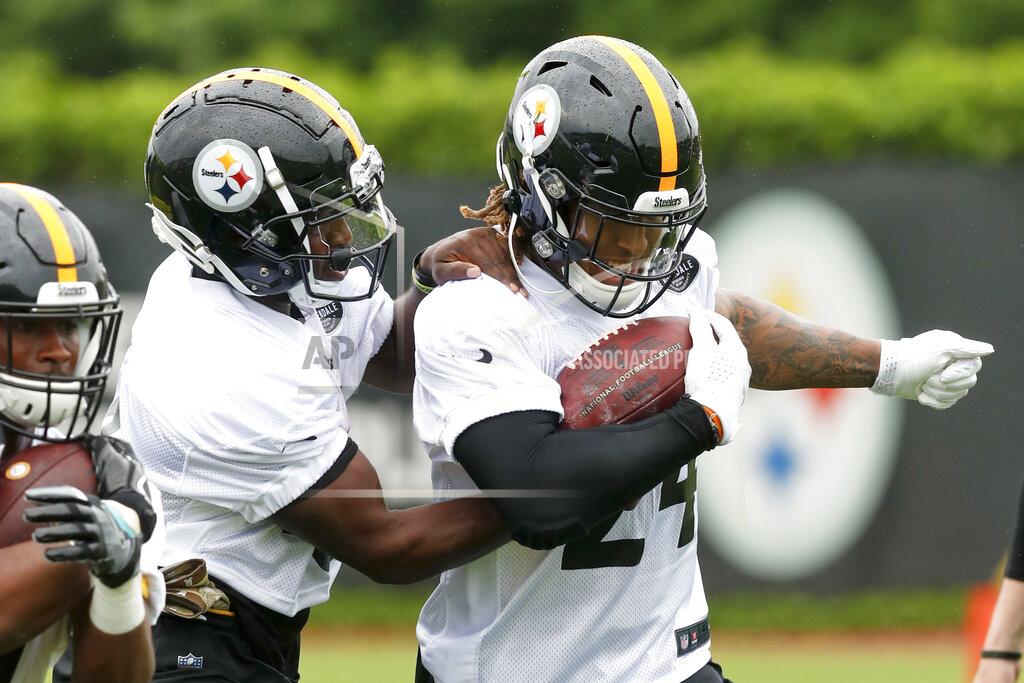 Keith Srakocic Pittsburgh Steelers 2019 fourth round draft pick running back Benny Snell Jr., right, does through ball retention drills with undrafted free agent running back Ralph Webb during NFL football rookie camp, Friday, May 10, 2019, in Pittsburgh. (AP Photo/Keith Srakocic)