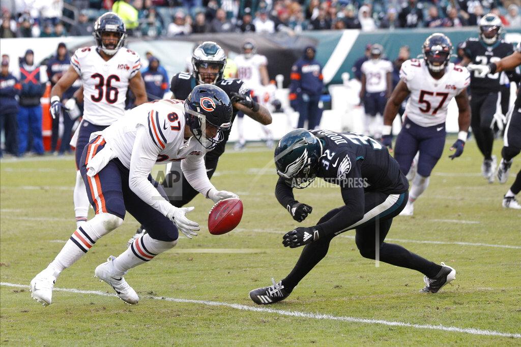 Chris Szagola Chicago Bears' Adam Shaheen (87) cannot hang onto the football against Philadelphia Eagles' Rasul Douglas (32) during the final minute of an NFL football game, Sunday, Nov. 3, 2019, in Philadelphia. (AP Photo/Chris Szagola)