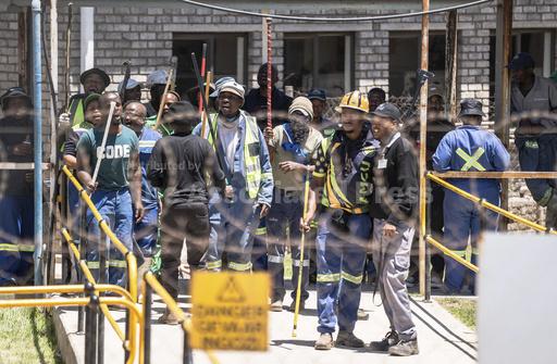Miners are leaving gold mine in South Africa having bee... - Vimarsana News