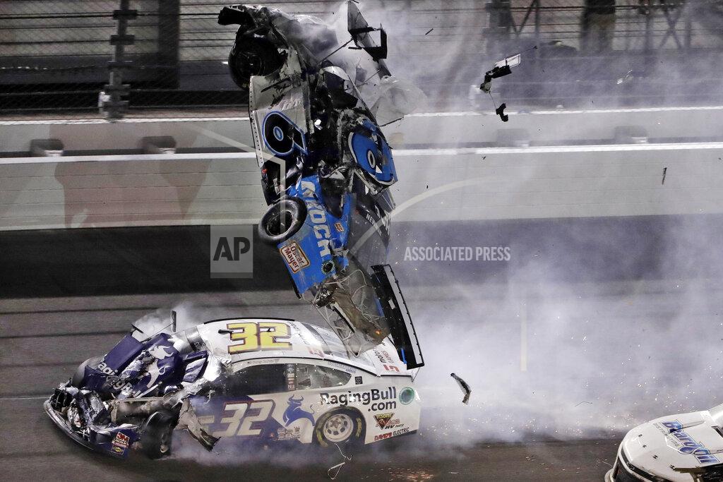 El auto de Ryan Newman (6) sale volando después de ser embestido por el de Corey LaJoie, durante las 500 Millas de Daytona, el lunes 17 de febrero de 2020 (AP Foto/Chris O'Meara)