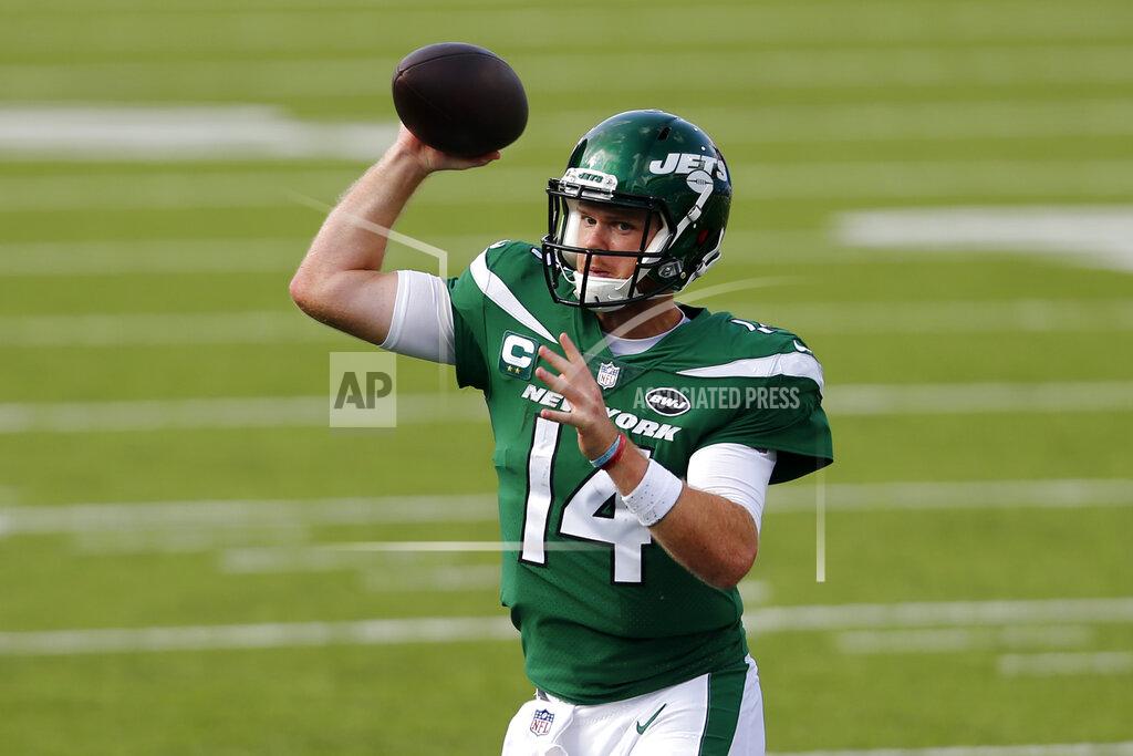 Jeffrey T. Barnes New York Jets quarterback Sam Darnold (14) throws a pass during the second half of an NFL football game against the Buffalo Bills in Orchard Park, N.Y., Sunday, Sept. 13, 2020. (AP Photo/Jeffrey T. Barnes)