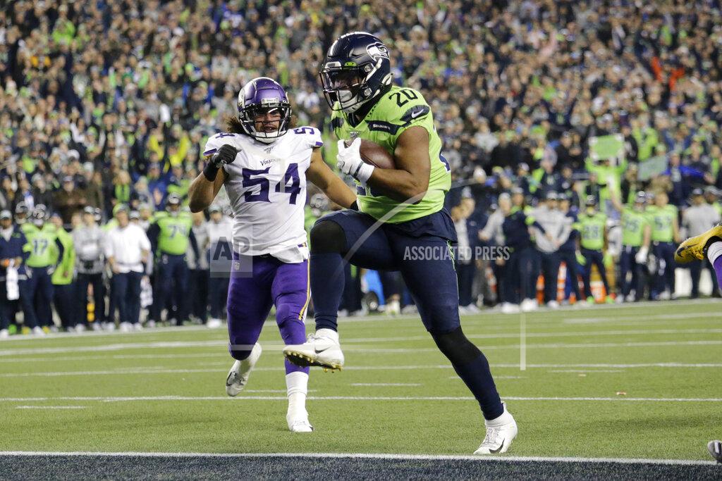 John Froschauer Rashaad Penny, de los Seahawks de Seattle, anota en el partido del lunes 2 de diciembre de 2019, ante los Vikings de Minnesota (AP Foto/John Froschauer)