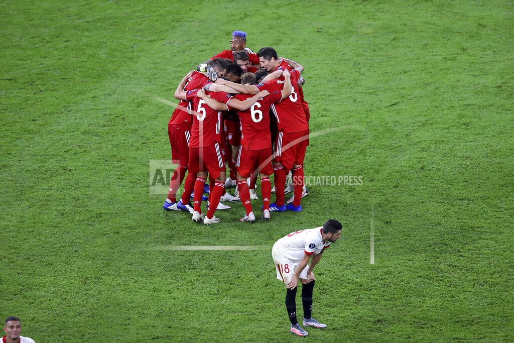 Laszlo Szirtesi Bayern's players celebrate after winning the UEFA Super Cup soccer match between Bayern Munich and Sevilla at the Puskas Arena in Budapest, Hungary, Thursday, Sept. 24, 2020. (Laszlo Szirtesi/Pool via AP)