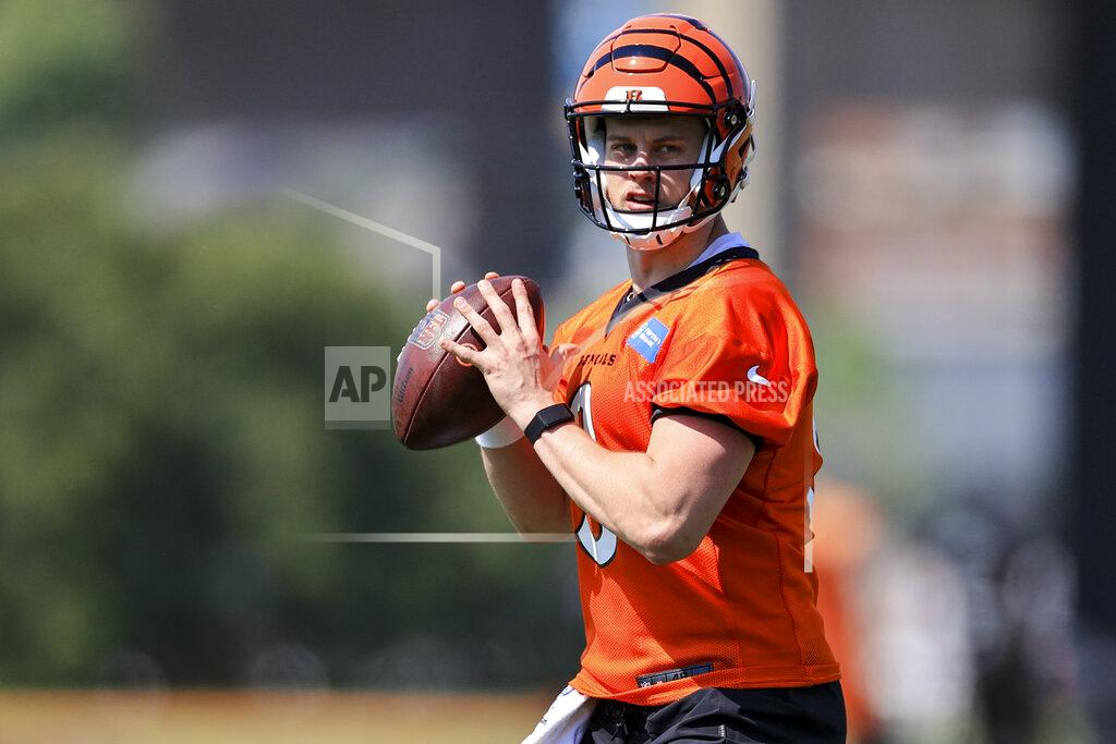 Aaron Doster Cincinnati Bengals Joe Burrow looks to pass during NFL football practice in Cincinnati, Tuesday, May 25, 2021. (AP Photo/Aaron Doster)