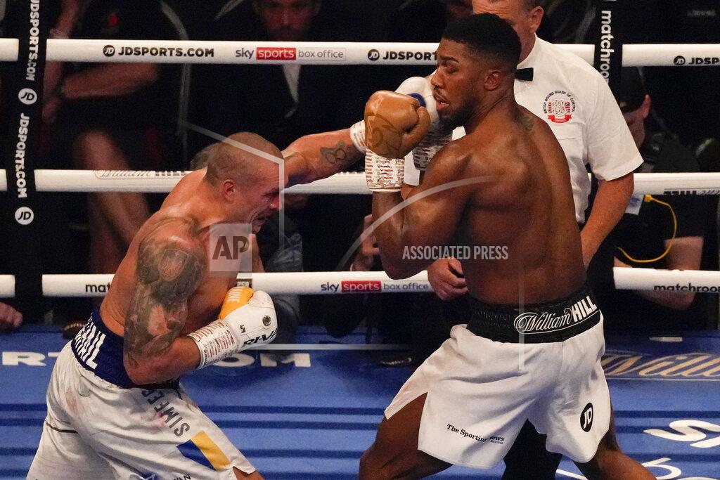 Frank Augstein El ucraniano Oleksandr Usyk lanza un puñetazo al británico Anthony Joshua durante su combate por el cinturón de los pesados, el sábado 25 de septiembre de 2021, en Londres (AP Foto/Frank Augstein)