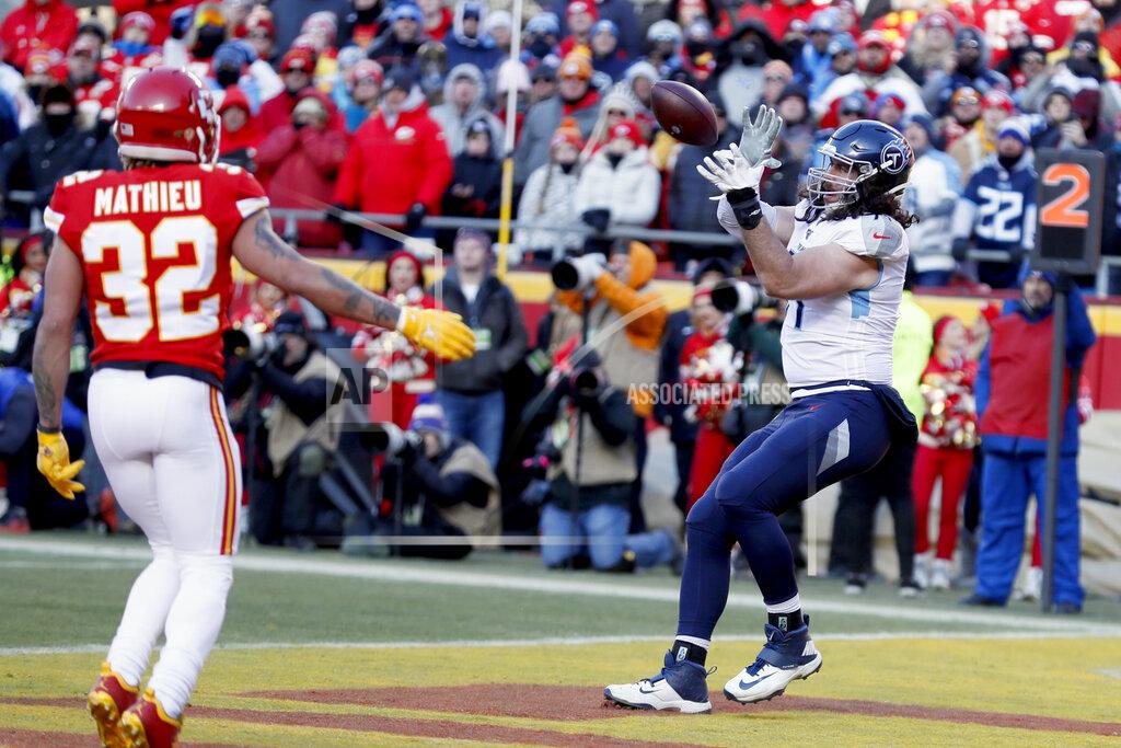 Charlie Neibergall Tennessee Titans' Dennis Kelly, right, catches a touchdown pass during the first half of the NFL AFC Championship football game against the Kansas City Chiefs Sunday, Jan. 19, 2020, in Kansas City, MO. (AP Photo/Charlie Neibergall)