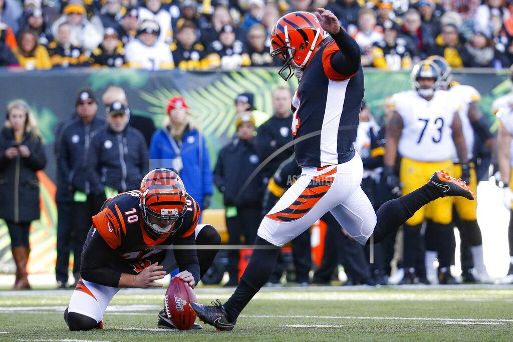 Frank Victores Cincinnati Bengals kicker Randy Bullock, right, kicks a field goal during the second half an NFL football game against the Pittsburgh Steelers, Sunday, Nov. 24, 2019, in Cincinnati. (AP Photo/Frank Victores)