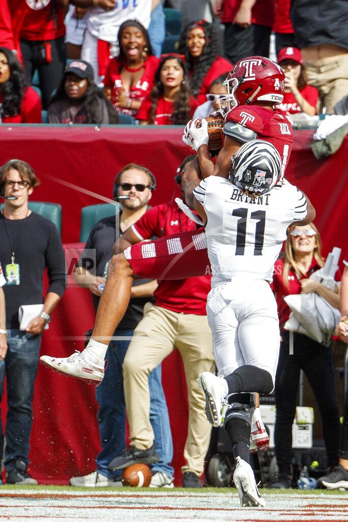 Chris Szagola Temple wide receiver Branden Mack (1) catches a touchdown pass over Memphis defensive back Joey Bryant (11) during the second half of an NCAA college football, Saturday, Oct. 12, 2019, in Philadelphia. Temple won 30-28. (AP Photo/Chris Szagola)