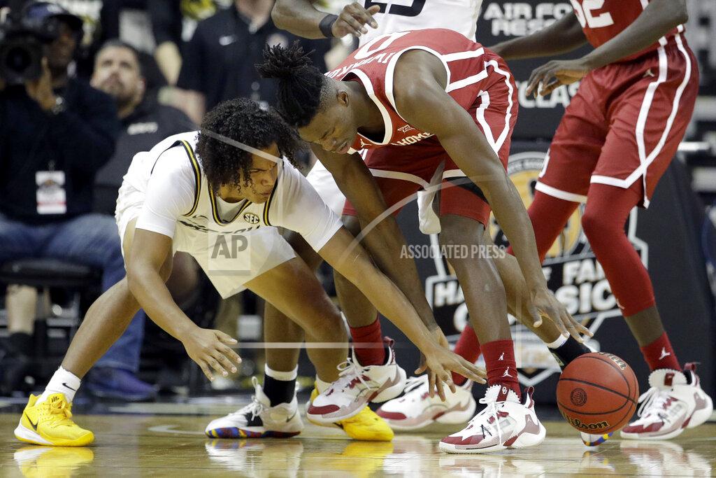 Charlie Riedel Missouri guard Dru Smith, left, and Oklahoma forward Victor Iwuakor (0) chase a loose ball during the first half of an NCAA college basketball game, Tuesday, Nov. 26, 2019, in Kansas City, Mo. (AP Photo/Charlie Riedel)