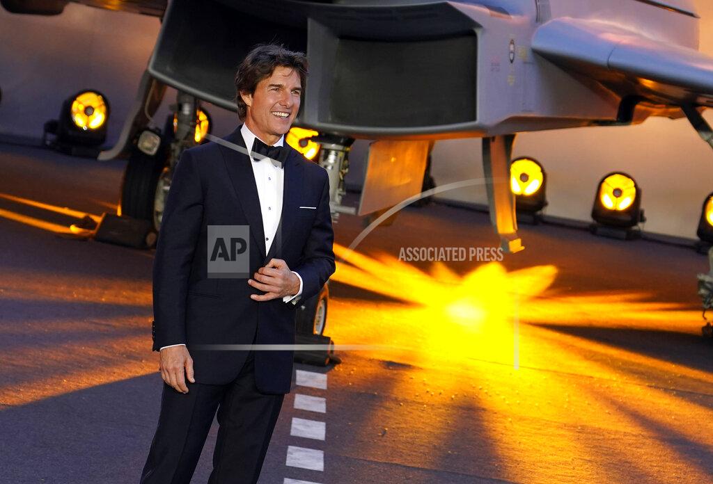 Alberto Pezzali Tom Cruise poses for the media during the 'Top Gun Maverick' UK premiere at a central London cinema, on Thursday, May 19, 2022. (AP Photo/Alberto Pezzali)