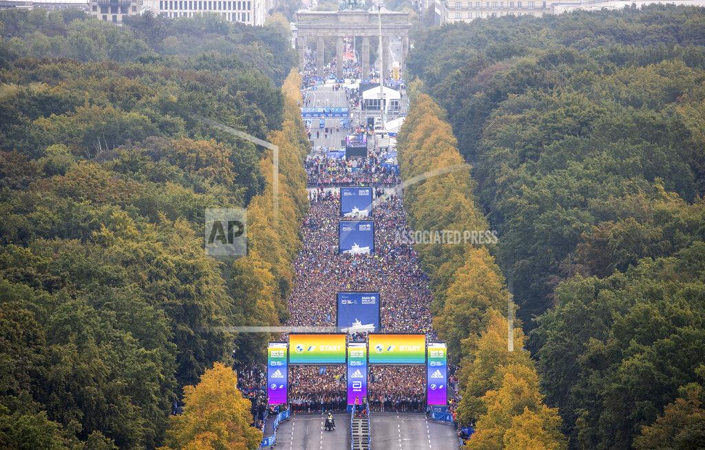 Andreas Gora Runners of the first wave line up on the street of June 17 for the start of the Berlin Marathon, in Berlin, Sunday, Sept. 25, 2022. (Andreas Gora/dpa via AP)