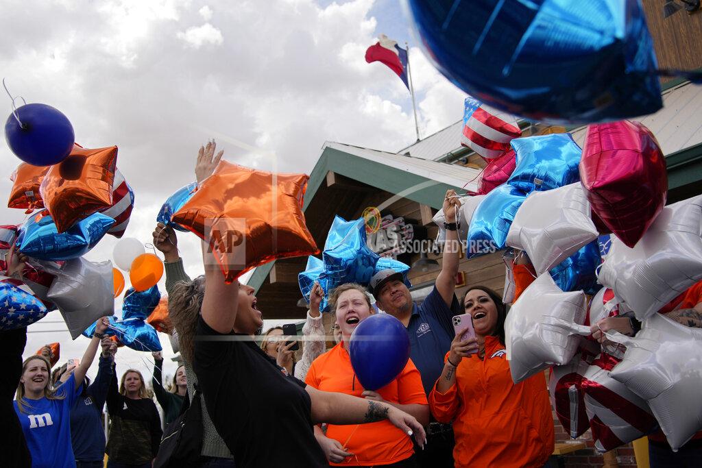 John Locher People release balloons during a memorial for Jackson Zinn at a Texas Roadhouse restaurant, Thursday, March 17, 2022, in Hobbs, New Mexico. Zinn, who worked at the restaurant, was killed with several other student golfers and the coach of University of the Southwest in a crash in Texas. (AP Photo/John Locher)