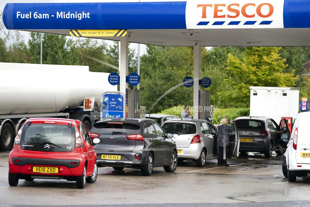 Jon Super Members of the public are seen at a petrol station in Manchester, England, Monday, Sept. 27, 2021. British Prime Minister Boris Johnson is said to be considering whether to call in the army to deliver fuel to petrol stations as pumps ran dry after days of panic buying. ( AP Photo/Jon Super)