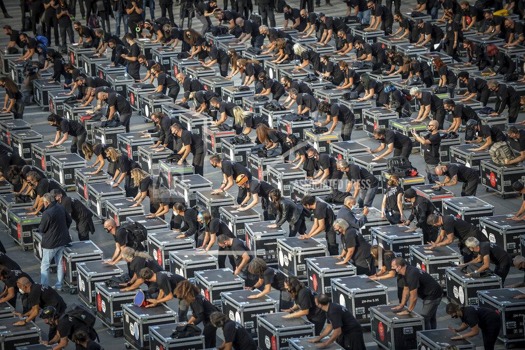 Claudio Furlan Entertainment workers protest against the Italian government's economic policies to combat the spread of COVID-19, in Milan, Italy, Saturday, Oct 10, 2020. (Claudio Furlan/Lapresse via AP)