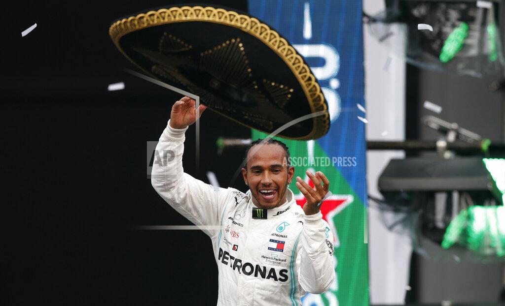 Rebecca Blackwell ARCHIVO - En imagen de archivo del domingo 27 de octubre de 2019, el piloto británico Lewis Hamilton, de Mercedes, arroja un sombrero de charro al público mientras festeja su victoria en el Gran Premio de México de la Fórmula Uno, en el autódromo Hermanos Rodríguez de la capital mexicana. (AP Foto/Rebecca Blackwell, archivo)
