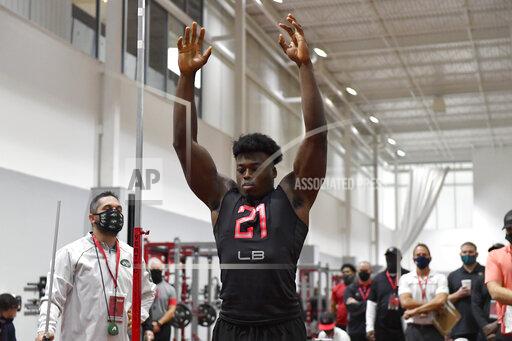 Aj Georgia Bulldogs linebacker Azeez Ojulari (21) attempts a vertical jump during the pro day event, Wednesday , March 17, 2021 in Athen, Ga. (Alika Jenner via AP)