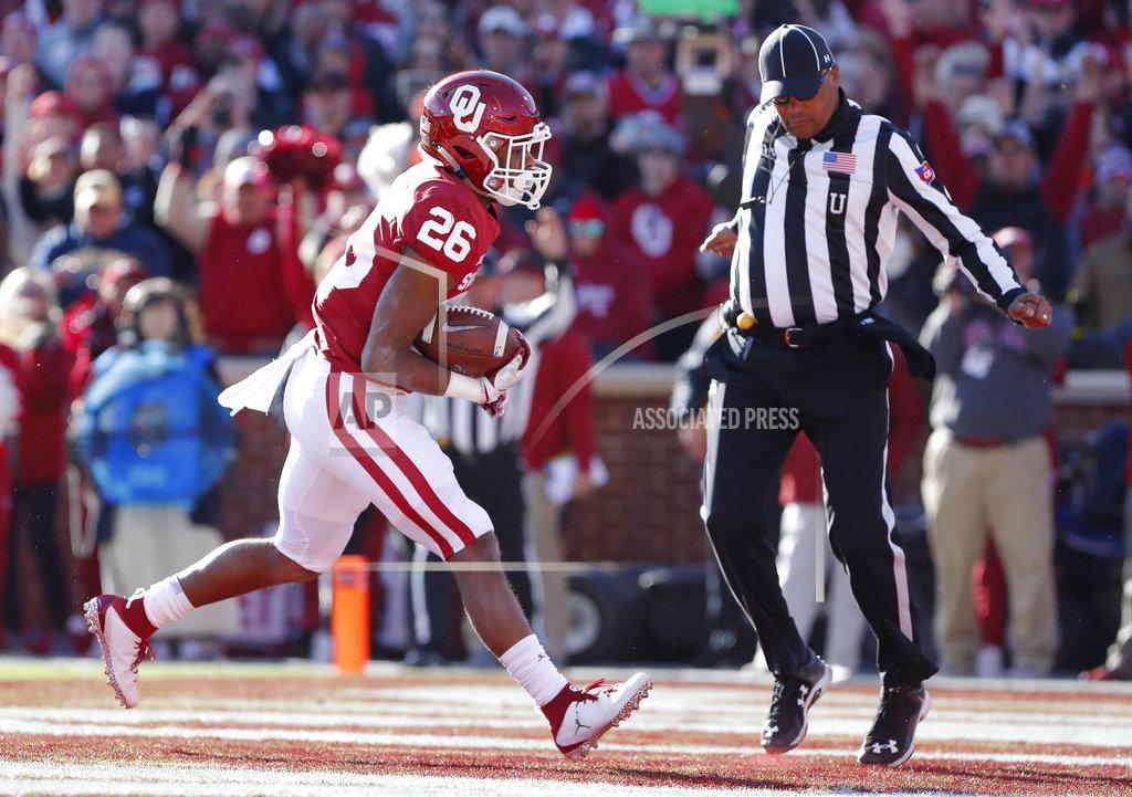 Alonzo Adams Oklahoma running back Kennedy Brooks (26) runs in for a touchdown against Oklahoma State in the first half of an NCAA college football game in Norman, Okla., Saturday, Nov. 10, 2018. (AP Photo/Alonzo Adams)