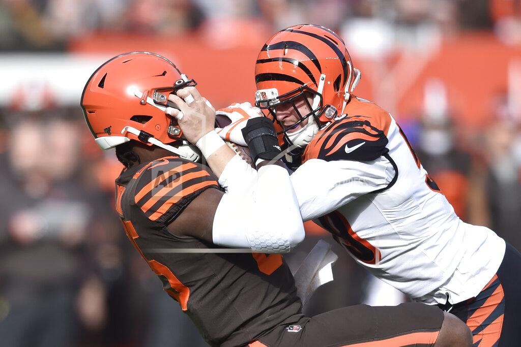 David Richard Cincinnati Bengals outside linebacker Nick Vigil, right, recovers a fumble against Cleveland Browns tight end David Njoku during the first half of an NFL football game, Sunday, Dec. 8, 2019, in Cleveland. (AP Photo/David Richard)