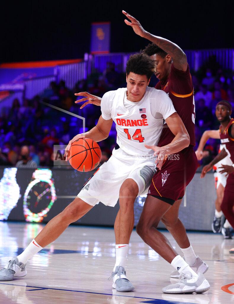 Tim Aylen In this photo provided by Bahamas Visual Services, Syracuse center Jesse Edwards (14) controls the ball against Arizona State during an NCAA college basketball game at Paradise Island, Bahamas, Thursday, Nov. 25, 2021. (Tim Aylen/Bahamas Visual Services via AP)