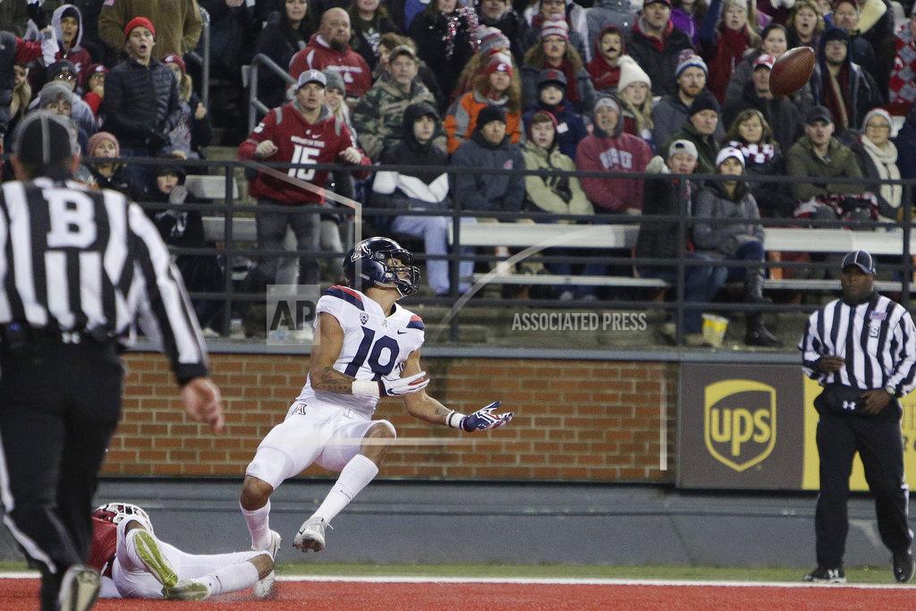 Young Kwak Arizona wide receiver Shawn Poindexter, right, looks at the ball before catching a pass for a touchdown, next to Washington State cornerback Darrien Molton during the first half of an NCAA college football game in Pullman, Wash., Saturday, Nov. 17, 2018. (AP Photo/Young Kwak)