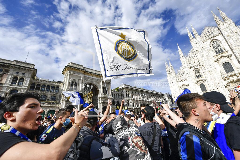 Claudio Furlan Inter Milan fans celebrate in Piazza Duomo square in front of the gothic cathedral after Inter Milan won its first Serie A title in more than a decade after second-placed Atalanta drew 1-1 at Sassuolo, in Milan, Italy, Sunday, May 2, 2021. Atalanta needed to win to avoid Inter mathematically clinching the title with four matches remaining. It was Inter’s first trophy since 2011 and the first Serie A title since 2010. (Claudio Furlan/LaPresse via AP)