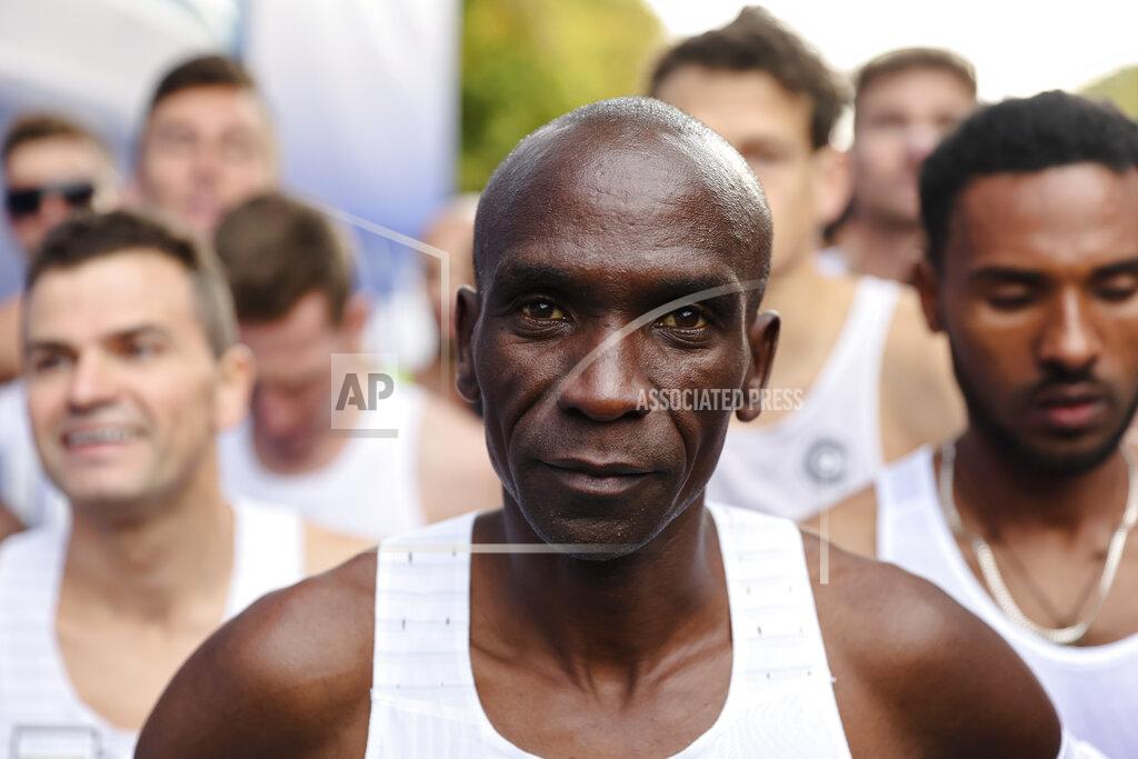 Christoph Soeder Eliud Kipchoge, center, waits for the start of the Berlin Marathon in Berlin, Germany, Sunday, Sept. 25, 2022. (AP Photo/Christoph Soeder)
