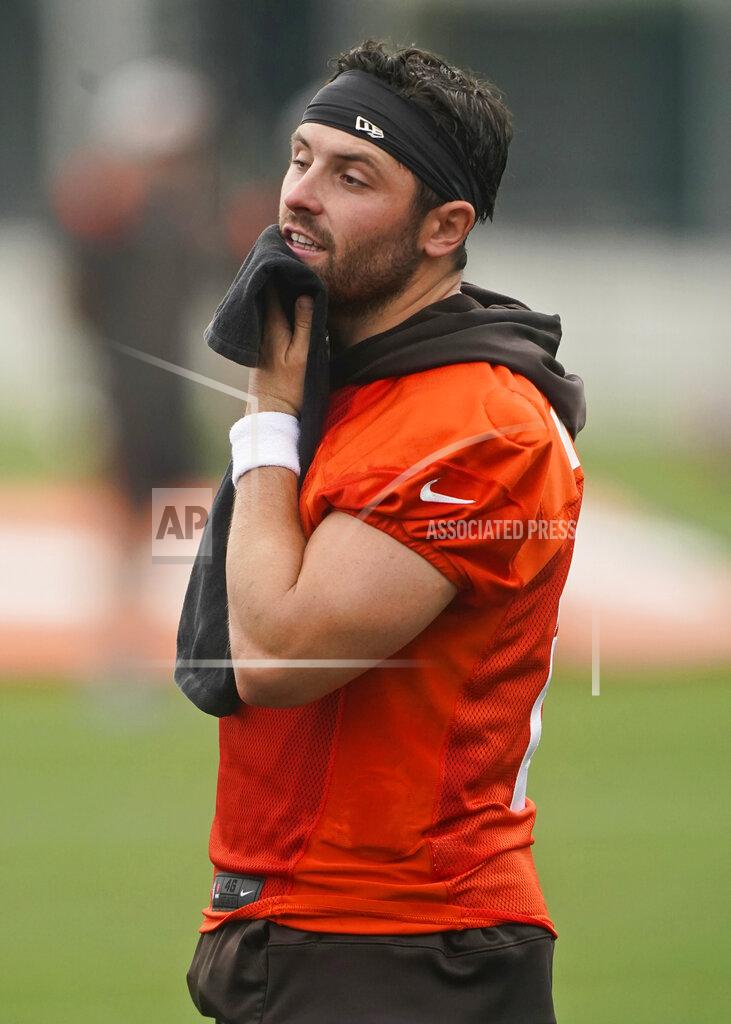 Tony Dejak Cleveland Browns quarterback Baker Mayfield uses a towel to wipe his face during an NFL football practice, Thursday, July 29, 2021, in Berea, Ohio. (AP Photo/Tony Dejak)