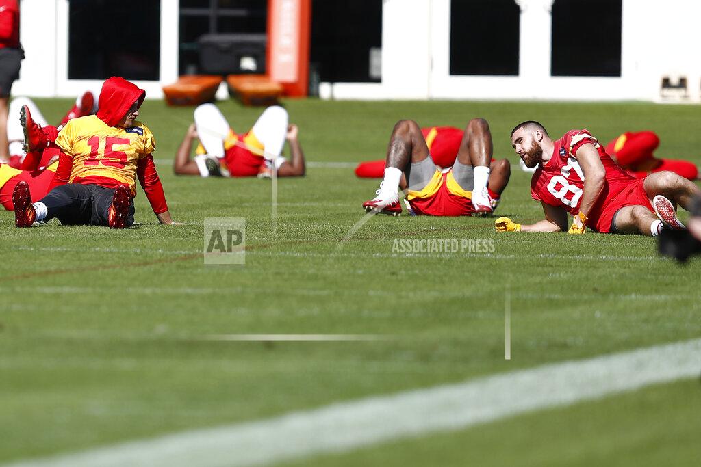 Brynn Anderson Kansas City Chiefs quarterback Patrick Mahomes (15) talks to tight end Travis Kelce (87) during practice on Wednesday, Jan. 29, 2020, in Davie, Fla., for the NFL Super Bowl 54 football game. (AP Photo/Brynn Anderson)