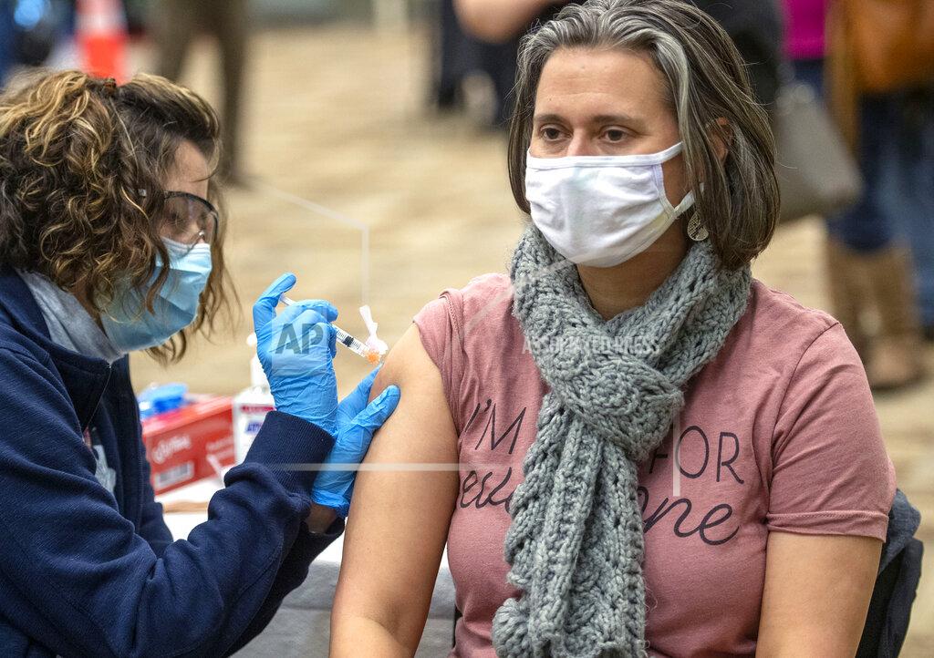 David Crigger Kimberly Hale with the Mount Rogers Health District, Virginia Department of Health, give John Battle High School teacher Jennifer Daniel her COVID-19 vaccine on Monday afternoon. Teachers from Bristol Virginia and Washington County Virginia received their first vaccine during an all-day event at the Virginia Highlands Higher Education Center in Abingdon, Virginia. (David Crigger/Bristol Herald Courier via AP)