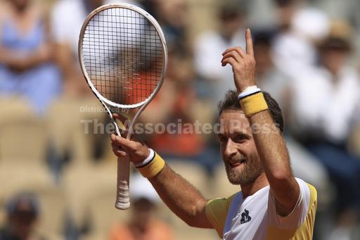 Ukraine's Kostyuk booed at French Open after no handsha... - Vimarsana News