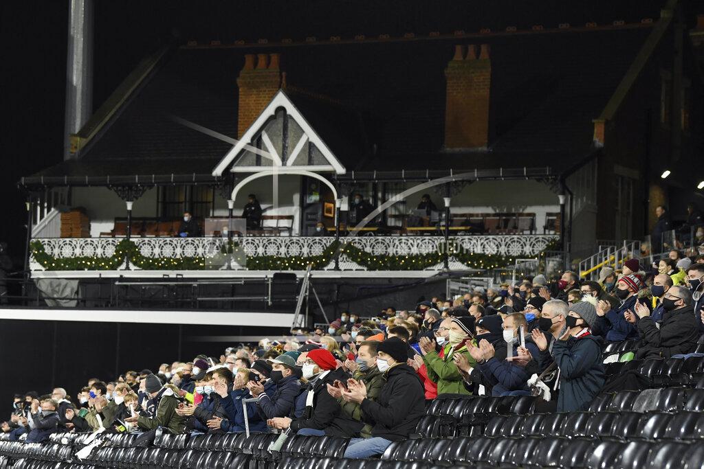 Mike Hewitt Fans applaud during the English Premier League soccer match between Fulham and Liverpool, at Craven Cottage stadium, London, Sunday, Dec. 13, 2020. (Mike Hewitt/Pool via AP)