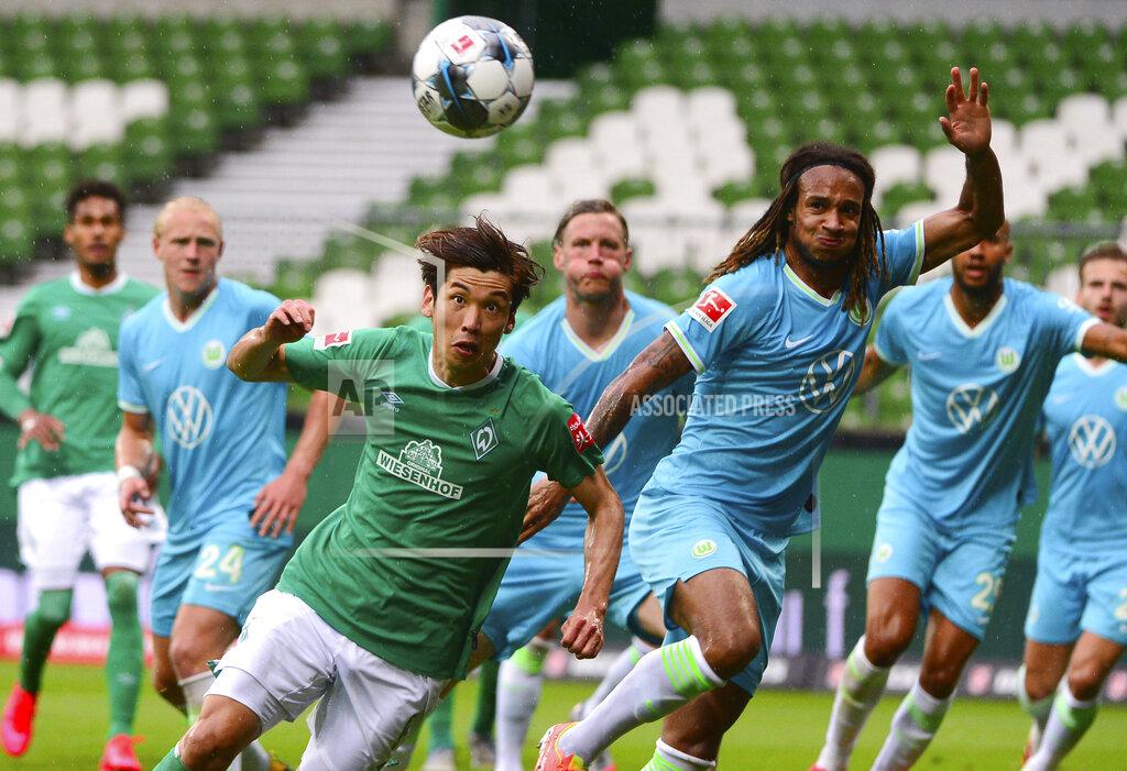 Patrik Stollarz Bremen's Japanese forward Yuya Osako (L) and Wolfsburg's Swiss defender Kevin Mbabu vie for the ball during the German Bundesliga soccer match between Werder Bremen and VfL Wolfsburg in Bremen, Germany, Sunday, June 7, 2020. (Patrik Stollarz, Pool via AP)