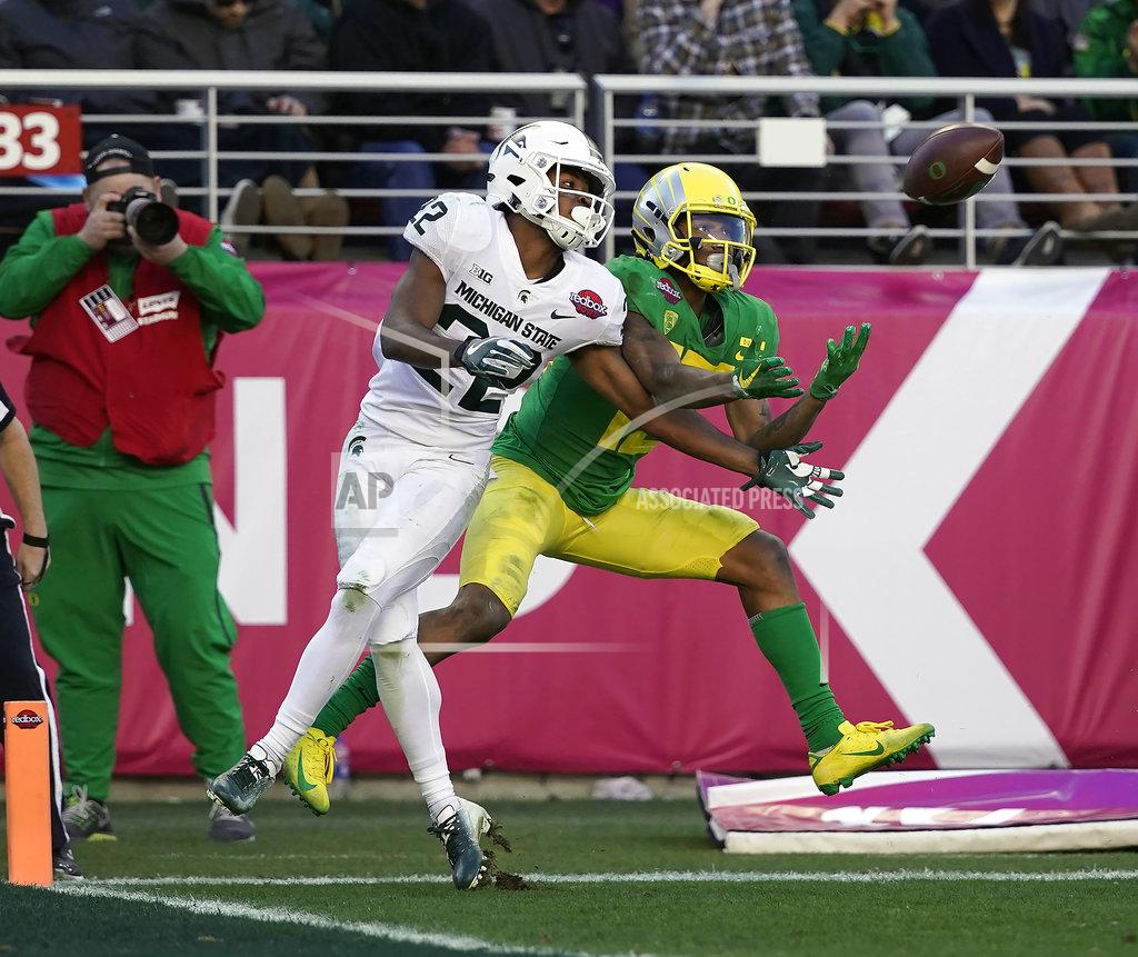 Tony Avelar Oregon wide receiver Dillon Mitchell, right, catches a touchdown pass in front of Michigan State cornerback Josiah Scott (22) during the second half of the Redbox Bowl NCAA college football game Monday, Dec. 31, 2018, in Santa Clara, Calif. (AP Photo/Tony Avelar)