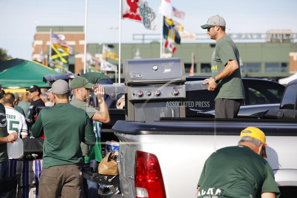 Mike Roemer Fans unload a grill in preparation to tailgate outside Lambeau Field before an NFL football game between the Green Bay Packers and the Philadelphia Eagles, Thursday, Sept. 26, 2019, in Green Bay, Wis. (AP Photo/Mike Roemer)