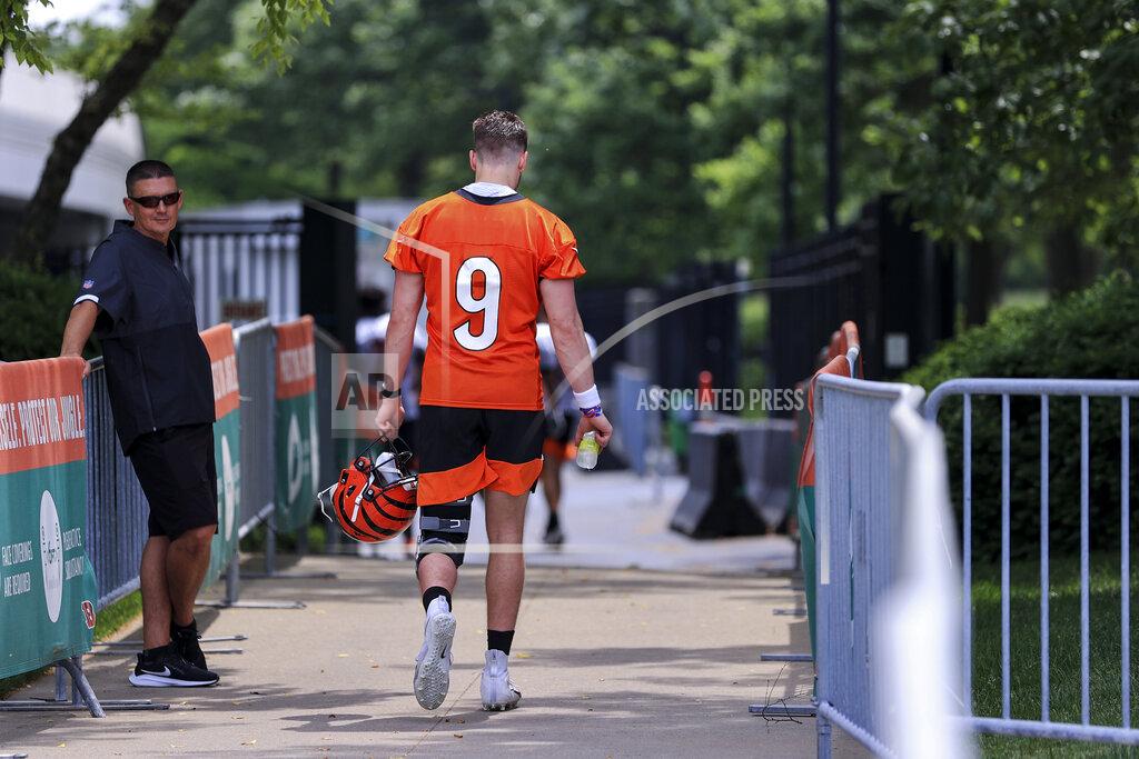 Aaron Doster Cincinnati Bengals' Joe Burrow walks to the stadium after NFL football practice in Cincinnati, Tuesday, May 25, 2021. (AP Photo/Aaron Doster)