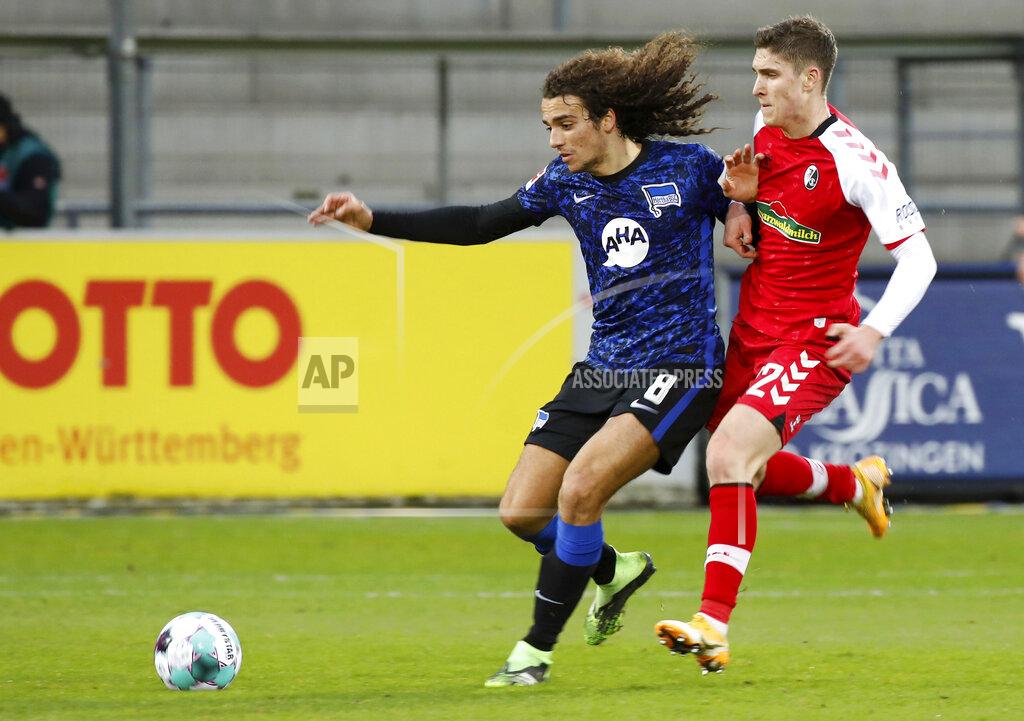 Philipp Von Ditfurth Hertha BSC's Mattéo Guendouzi, left, and SC Freiburg's Roland Sallai challenge for the ball during the Bundesliga soccer match between SC Freiburg and Hertha BSC Berlin in Freiburg, Germany, Sunday, Dec. 20, 2020. (Philipp von Ditfurth/dpa via AP)
