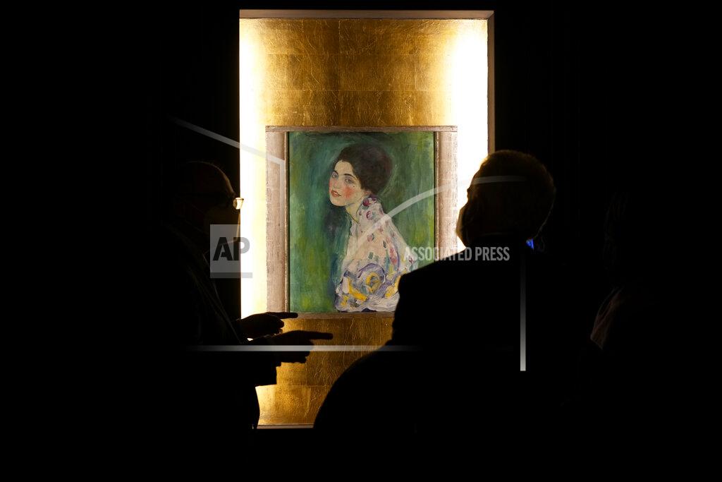 Andrew Medichini People admire Gustav Klimt's oil on canvas painting "Portrait of a Lady" (1916/17) on display at the exhibition "Klimt. The Secession and Italy" at the Museum of Rome, in Palazzo Braschi, Rome, during a press preview, Tuesday, Oct. 26, 2021. The exhibition, that explores Klimt's period in Italy, will be open to visitors from Oct.27, 2021 to March 27, 2022. (AP Photo/Andrew Medichini)