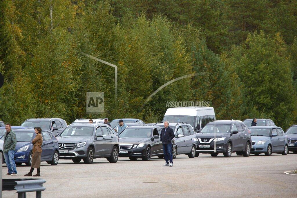 Sasu Makinen Cars queue to cross the border from Russia to Finland at the Vaalimaa border check point in Virolahti, Finland, Friday Sept. 23, 2022. (Sasu Makinen/Lehtikuva via AP)