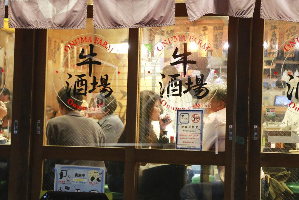 Koji Sasahara People dine at a restaurant in Tokyo, Monday, Oct. 25, 2021. People in Tokyo can eat and drink in bars and restaurants later in the evening starting Monday as officials ease social distancing rules with the country’s daily coronavirus cases reaching their lowest levels in more than a year. (AP Photo/Koji Sasahara)