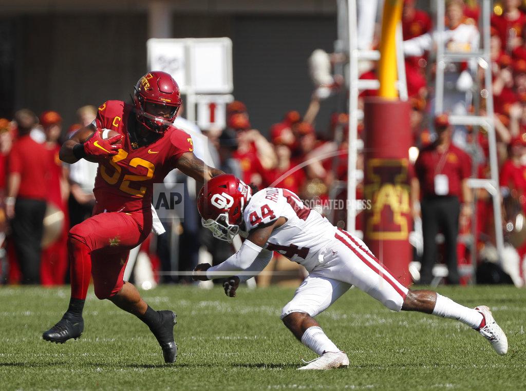 Matthew Putney Iowa State running back David Montgomery, left, runs the ball as he slips away from Oklahoma defensive back Brendan Radley-Hiles, right, during the first half of an NCAA college football game, Saturday, Sept. 15, 2018, in Ames, Iowa. (AP Photo/Matthew Putney)