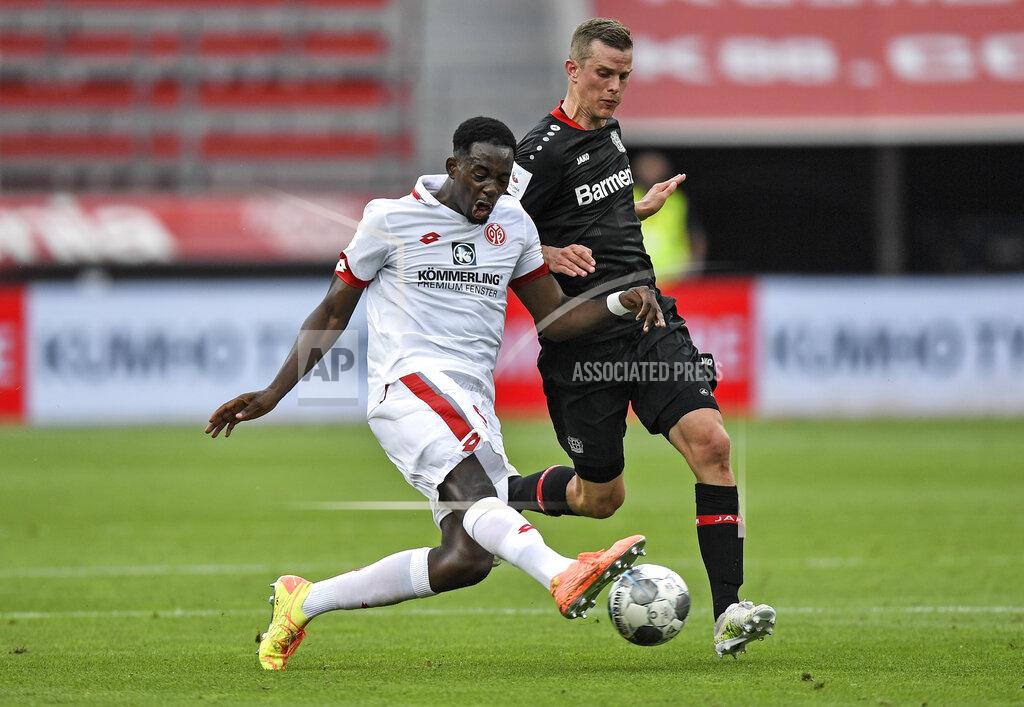 Martin Meissner Mainz's Jean-Philippe Mateta, left, and Leverkusen's Lars Bender challenge for the ball during the German Bundesliga soccer match between Bayer 04 Leverkusen and FSV Mainz 05 in Leverkusen, Germany, Saturday, June 27, 2020. Because of the coronavirus outbreak all soccer matches of the German Bundesliga take place without spectators. (AP Photo/Martin Meissner, Pool)