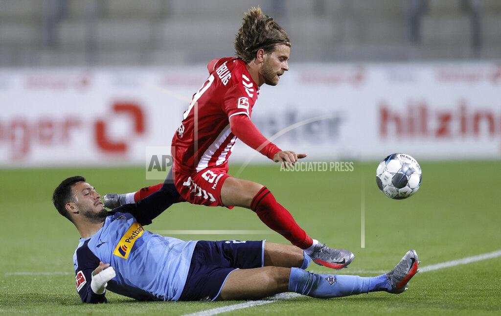 Ronald Wittek Moenchengladbach's Ramy Bensebaini, left, and Freiburg's Lucas Hoeler, right, battles for the ball during the German Bundesliga soccer match between SC Freiburg and Borussia Moenchengladbach in Freiburg, Germany, Friday, June 5, 2020. Because of the coronavirus outbreak all soccer matches of the German Bundesliga take place without spectators. (Ronald Wittek/Pool via AP)